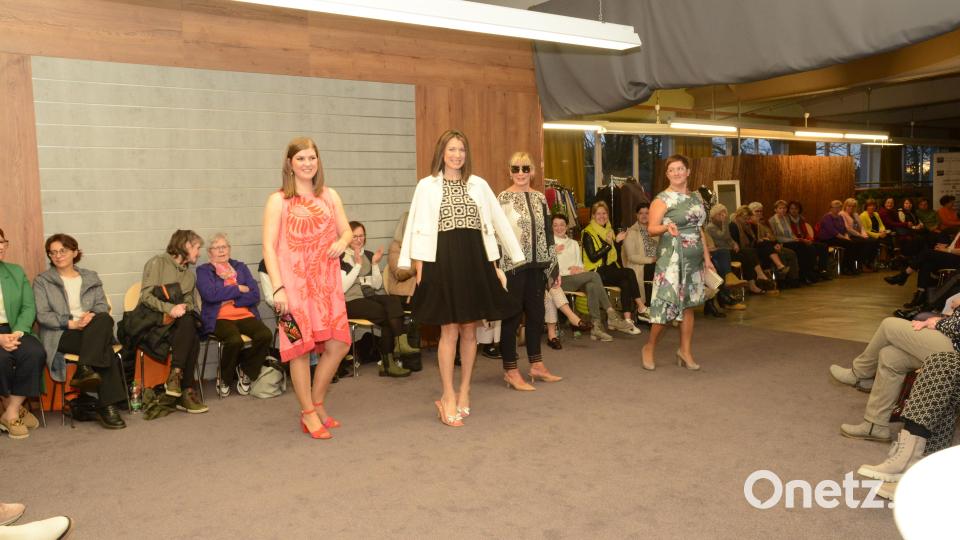 Das gesamte Modehause Fladerer war zum großen Laufsteg umfunktioniert worden. Die Gäste geizten nicht mit Beifall für die Models. Bild: bey