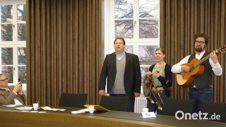 Mit drei Stücken führten Florian Schwemin, Veronika Straubinger und Dr. Tobias Appl (von rechts) im Rathaussaal in Waldsassen drei Zwiefache vor – mit Gesang sowie Gitarren- und Dudelsackbegleitung. Bürgermeister Bernd Sommer (links) hielt den Moment mit seinem Smartphone fest. Bild: pz