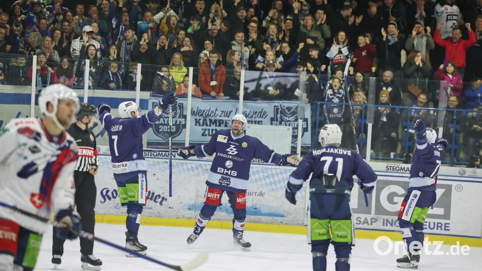 Martin Heinisch (Mitte) schoss die Blue Devils Weiden mit drei Treffern im ersten Drittel fast im Alleingang ins Halbfinale. Bild: Tobias Neubert