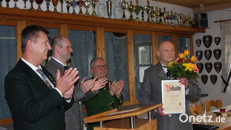 In Anerkennung seiner Verdienste wurde Willy Ringel (rechts) zum Ehrensportleiter ernannt. Gauschützenmeister Manfred Zölch, Schützenmeister Florian Greil und Bürgermeister Toni Dutz (von links) applaudierten. Bild: wro