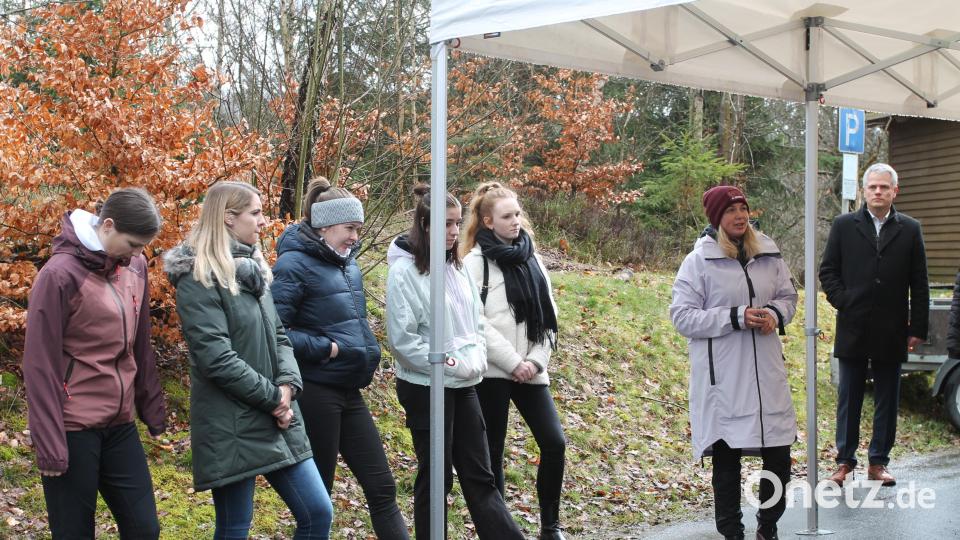 Laura Frenzel (Zweite von rechts) präsentiert das DSV nordic aktiv Zentrum. Bild: pi