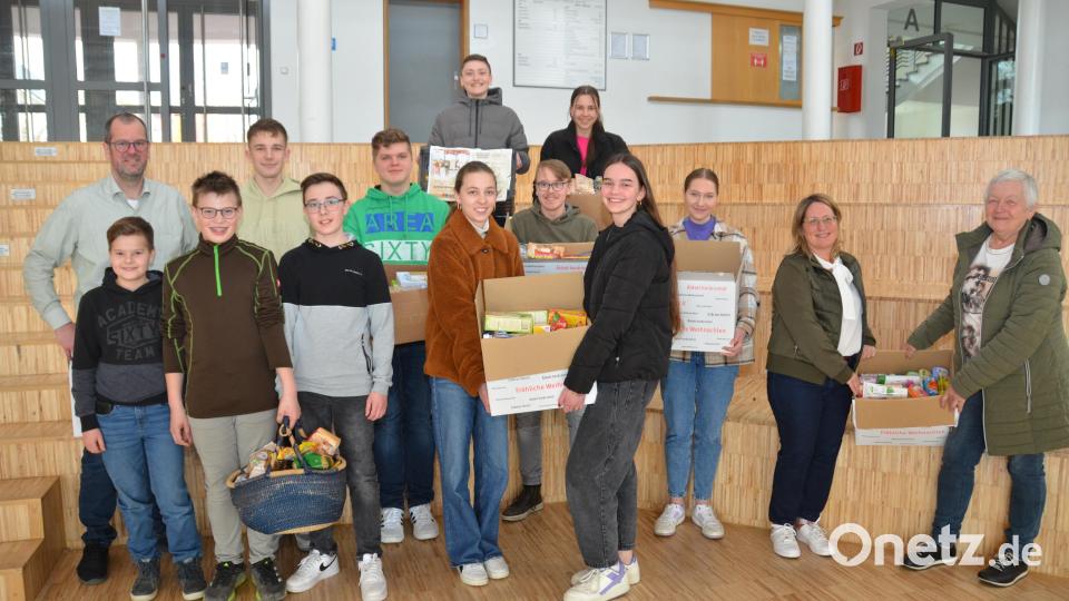 Rektor Kilian Graber (links) und Studienrätin Simone Hauer-Näger (Zweite von rechts) zeigen sich über das Spendenvolumen der Schüler begeistert. Tafel-Leiterin Hedwig Reger (rechts) holt die freiwilligen Spenden in der Bildungseinrichtung für bedürftige Menschen ab. Bild: dob