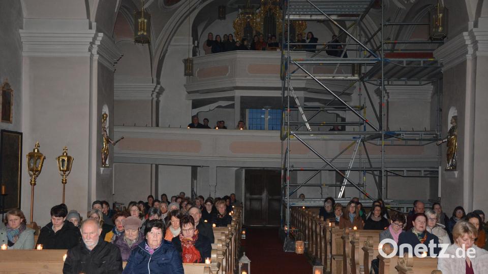 Der Chor „Grazie A Dio“ sang oben auf der Empore. Bild: jr