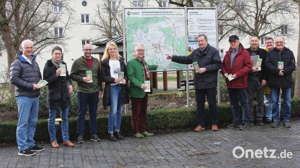 Vorstellung des neuen Wanderwege-Flyers: Mit dabei waren (von links) Thomas Weiß (Geschäftsführer Rathaus Wiesau), Elisabeth Frank (Geschäftsführerin Naturpark Steinwald), Wegepate Alexander Bäumler, Rathausmitarbeiterin Sabine Saller, Bürgermeister Toni Dutz, Rudi Ehstand, die Wegepaten Heinrich Weber und Werner Härtl, Rathausmitarbeiterin Birgit Sailer und Wegepate Joachim Fürnrohr. Bild: wro