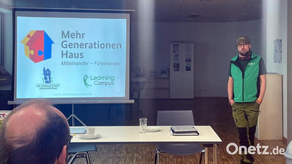 Stephan Müller von Learning Campus, dem Träger des Grafenwöhrer Mehrgenerationenhauses, stellte sich den Fragen der Kreisräte. Bild: mor