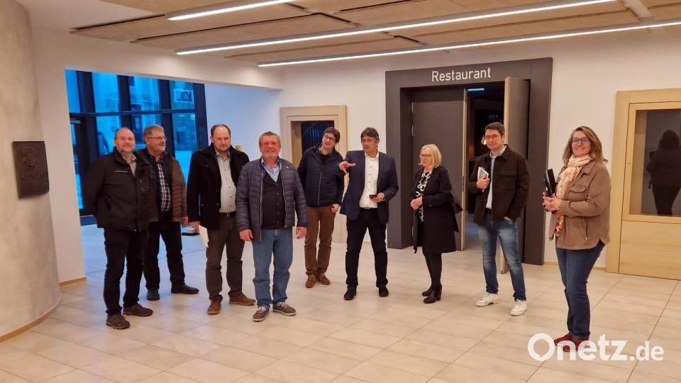 Fraktionsvorsitzender und Bürgermeister Edgar Knobloch (Vierter von rechts) führte die die Kolleginnen und Kollegen der CSU durch die Räumlichkeiten der neusanierten Stadthalle. Bild: mor