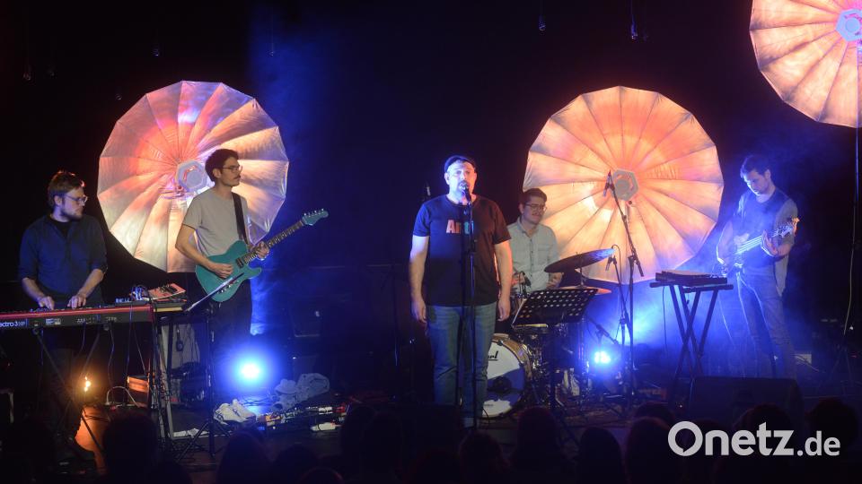 Die Band &quot;Nachtfarben&quot; und Felix Römer eröffneten die Weidener Literaturtage im Ring-Theater mit ihrem eigenen Stil im Sinne von &quot;Lyrik meets Jazz&quot;. Bild: bey