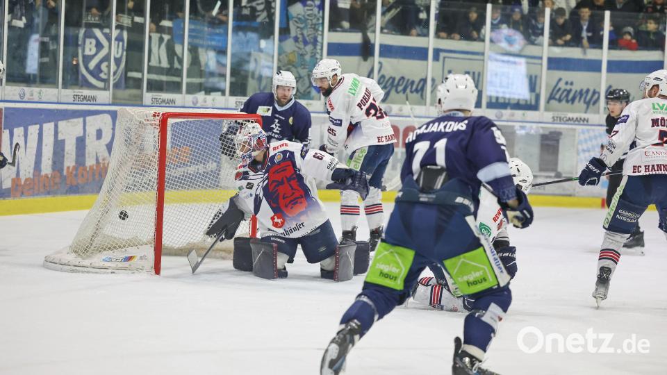 Szenen vom dritten Spiel im Play-off-Viertelfinale zwischen den Blue Devils Weiden und den Hannover Indians. Bild: Tobias Neubert