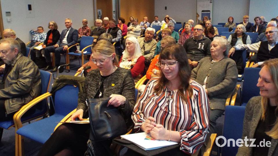 Zahlreiche Zuhörer kamen zum Seniorenforum ins ACC. Bild: e