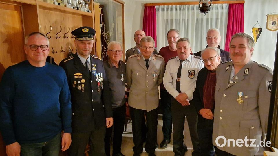 Das Bild zeigt die Geehrten (von links): Bürgermeister Hubert Kraus, Kreisvorsitzender Wolfgang Danler, Alfons Hecht, Martin Bayerl, Johann Kellner, Alois Hecht, Egid Nickl, Norbert Reger, Martin Fippl und Thomas Sticht. Bild: Thomas Wegmann/exb