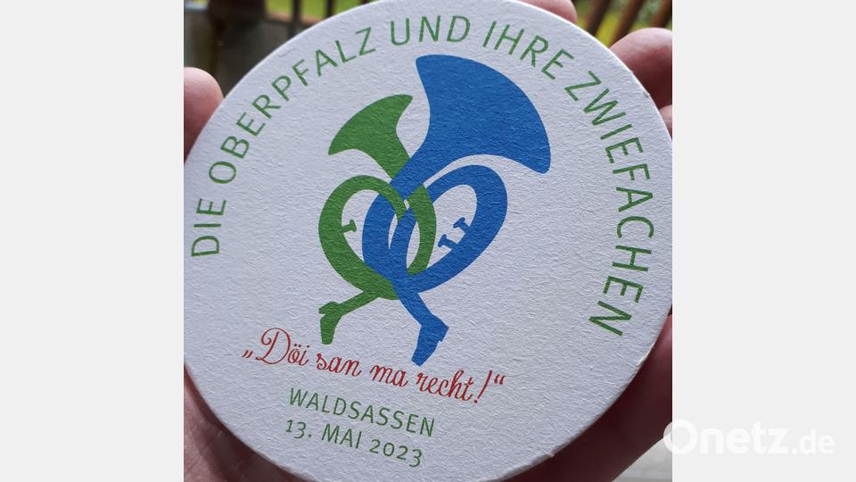 Das Erkennungszeichen für den Zwiefachentag – die beiden ineinander verschränkten Blasinstrumente – ist schon seit einiger Zeit in Waldsassen vielerorts präsent – unter anderem auf den Bierfilzl, die in den beteiligten Gaststätten verwendet werden. Bild: pz