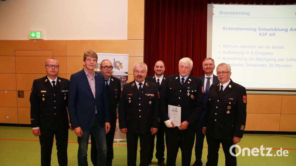 Gute Stimmung bei der Dienstversammlung der Kreisjugendfeuerwehr Amberg-Sulzbach (von links): KBI Christof Strobl, Michael Rischke, Bezirksjugendwart Peter Stahl, KBR Fredi Weiß, Kreisjugendwart KBM Sven Schmidt, Otto Dehling, MdL Harald Schwartz und Landesjugendwart Heinrich Scharf. Bild: egl