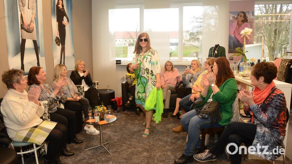 Das gesamte Modehause Fladerer war zum großen Laufsteg umfunktioniert worden. Die Gäste geizten nicht mit Beifall für die Models. Bild: bey