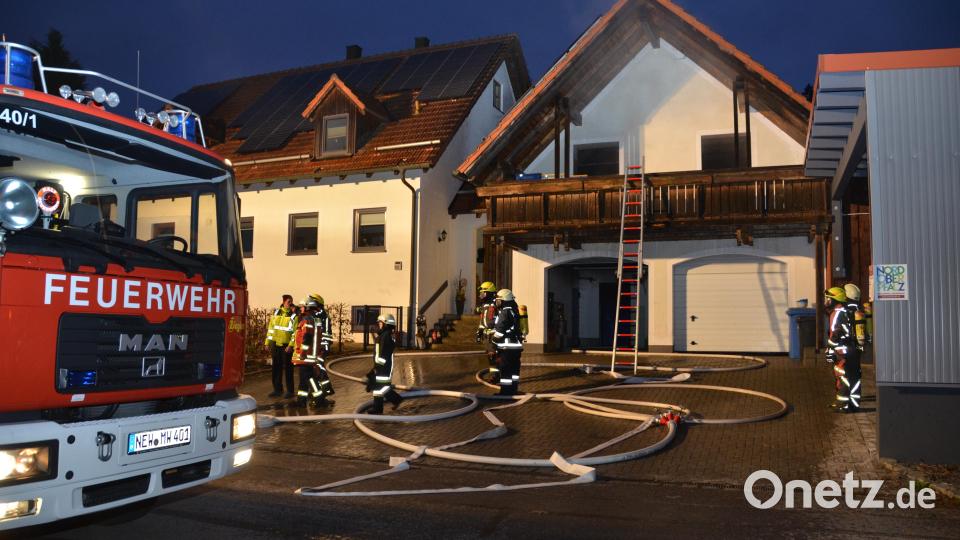 Bei einem Kellerbrand in Reinhardsrieth wird das gesamte Gebäude in Mitleidenschaft gezogen. Mehrere Feuerwehren aus der Region sind im Einsatz. Bild: dob