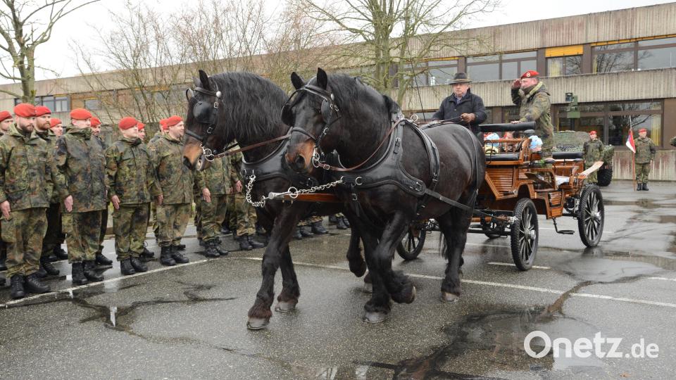 Major Johannes Müller fährt in der Kutsche von Zweiten Bürgermeister Erich Sperber die Front der angetretenen Soldaten der 4. Batterie des Artilleriebataillons 131 zum Abschied ab. Bild: bey