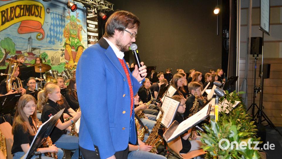 Simon Knorr, Vorsitzender der Pirker Blaskapelle, freute sich über die BlechFrösch, die den Abend musikalisch begleiteten. Bild: kki