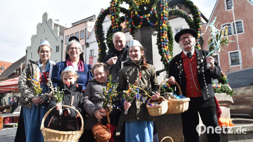 Die &quot;Altbairischen&quot; verteilen Ostereier an die Besucher. Bild: hcz