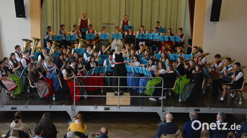 Nahezu 60 Musiker umfasste das Kreisorchester Tirschenreuth, das mit einem herausragenden Abschlusskonzert das dreitägige Probenwochenende beendete. Bild: jr