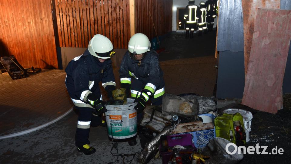 Feuerwehrleute räumen die Kellerräume aus. Bild: dob