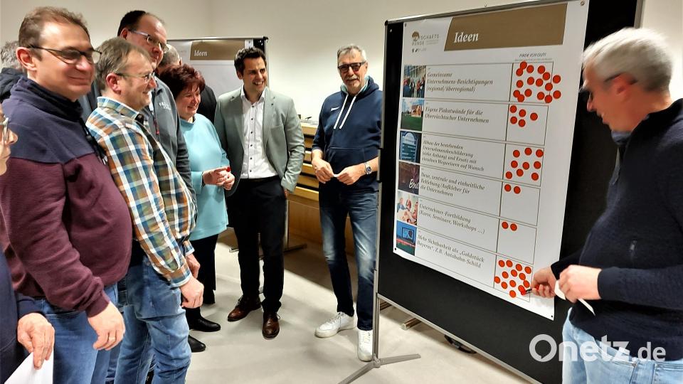 Im Workshop bewerteten die Unternehmer auch Ideen der Firmenpräsentation oder Vorschläge für Kommunikationsformen der Unternehmen untereinander. Bild: lg