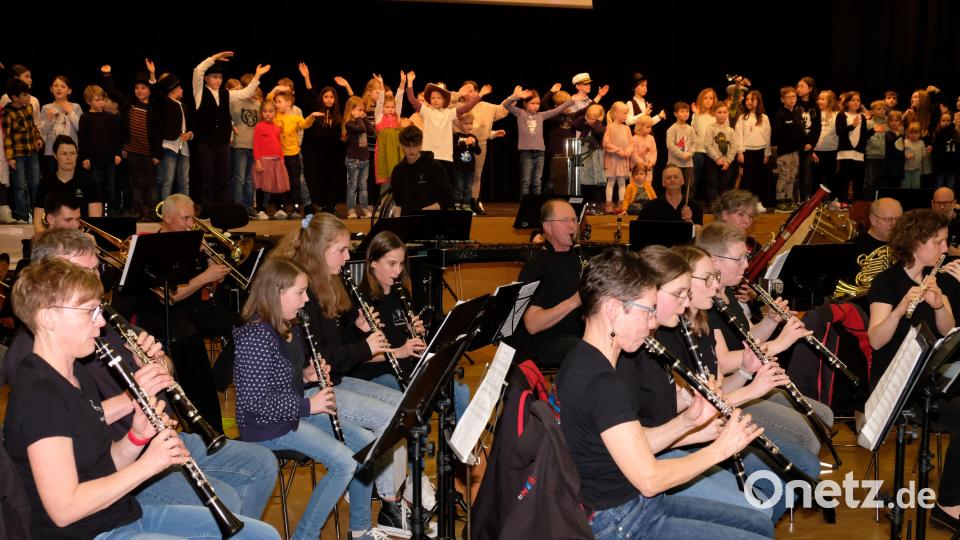 Beim Mitmachkonzert hatten die Kinder ebenso ihre Freude wie die Mitglieder der Stadtkapelle. Bild: Schmid/exb