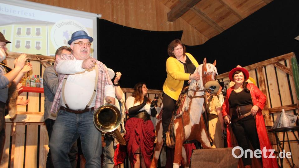 Als das Stück zu Ende ist, darf Marianne Schieder persönlich aufs Pferd. Bild: frd