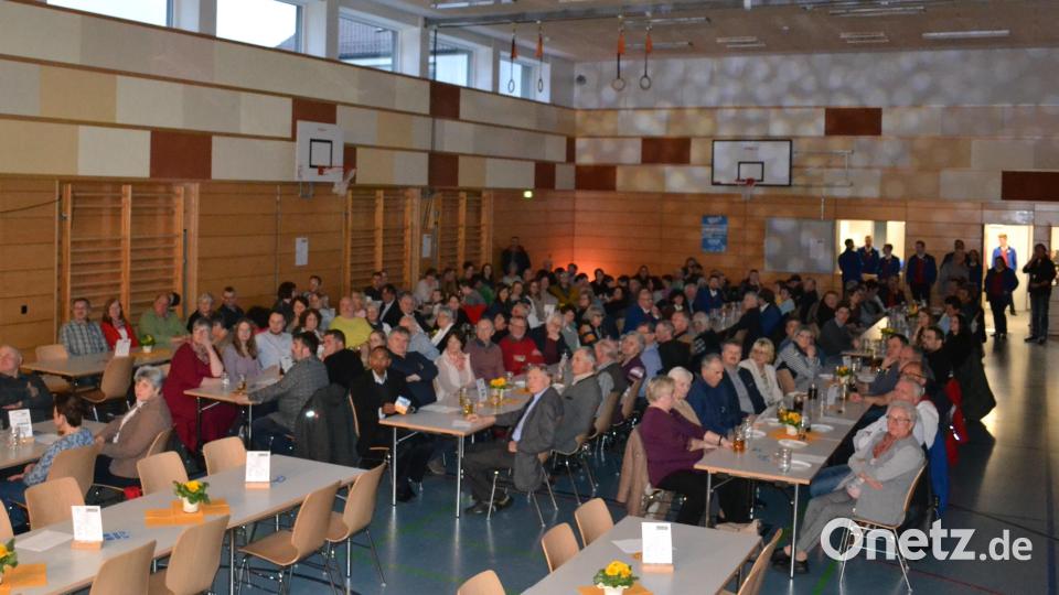 Die vordersten Tische blieben nicht mangels Gäste frei, sondern waren für die rund 45 BlechFrösch auf der Bühne reserviert. Bild: kki