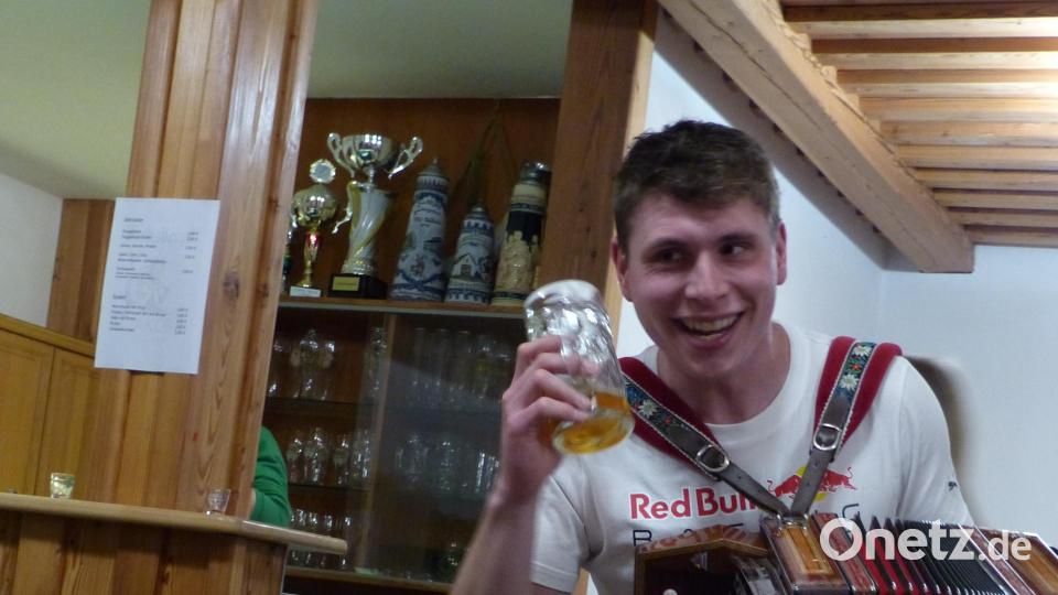 Ferdinand Klar forderte mit verschiedenen Trinksprüchen zum Anstoßen auf Bild: sl