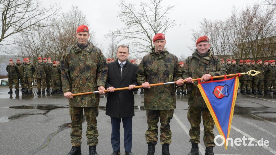 Hauptmann Christian Knorn, Bürgermeister Karlheinz Budnik, Oberstleutnant Thorsten Wallschus und Major Johannes Müller sind durch die Standarte der 4. Batterie eng verbunden. Bild: bey