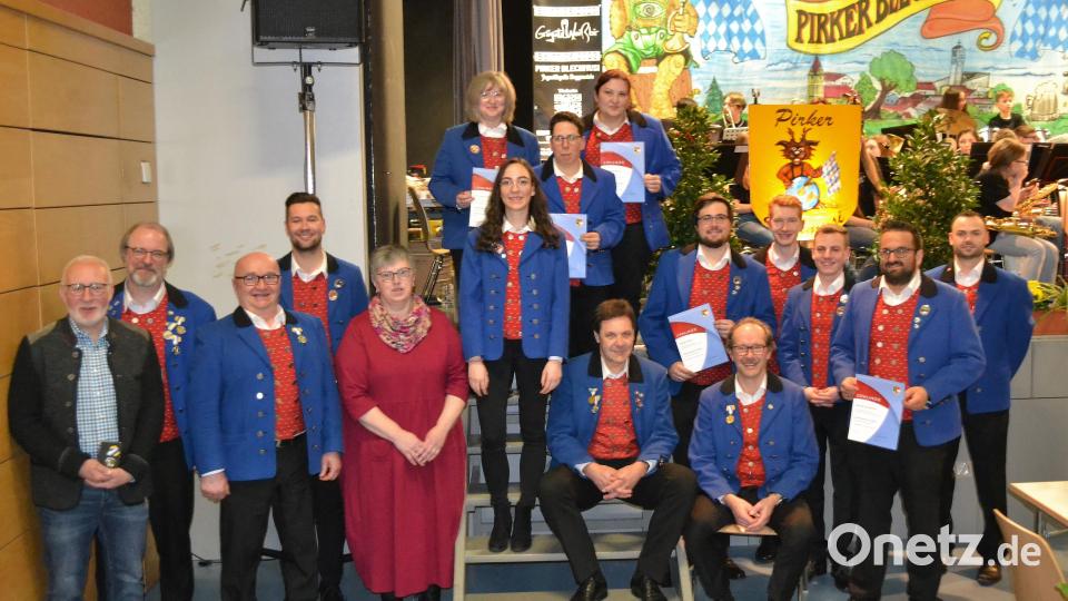 Im Namen des Nordbayerischen Musikbundes ehrte Bezirksvorsitzende Gisela Weß (Fünfte von links) die langjährigen Aktiven der Kapelle und die Ehrenamtlichen des Vereins. Bild: kki