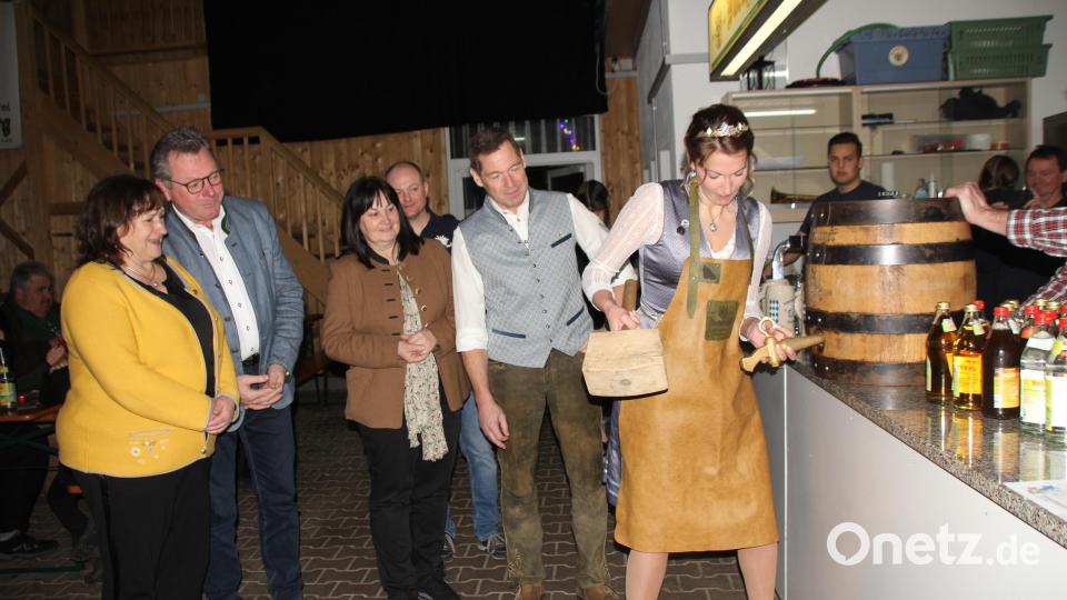 Mit drei gekonnten Schlägen zapft Bierkönigin Sarah Jäger das erste Fass Starkbier an Bild: frd