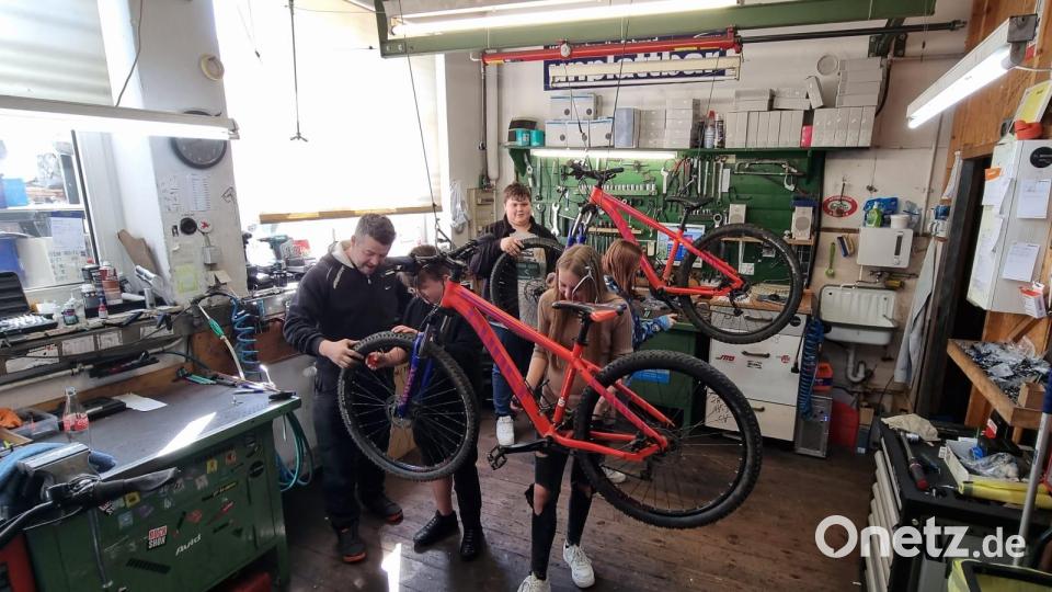 Technik in der Radwerkstatt: Hier lernen die Kinder nicht nur, wie man ein Fahrrad repariert, sondern sammeln auch Erfahrungen für den Beruf. Bild: pop