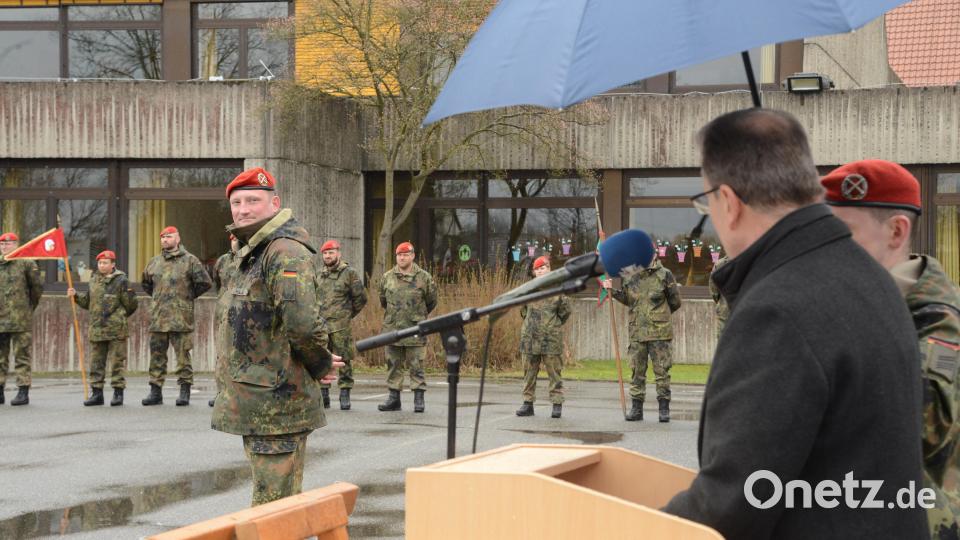 Bürgermeister Karlheinz Budnik spricht in seiner Dankesansprache direkt Major Johannes Müller (links) an, der sich auch dann freundschaftlich ihm zuwendet. Bild: bey