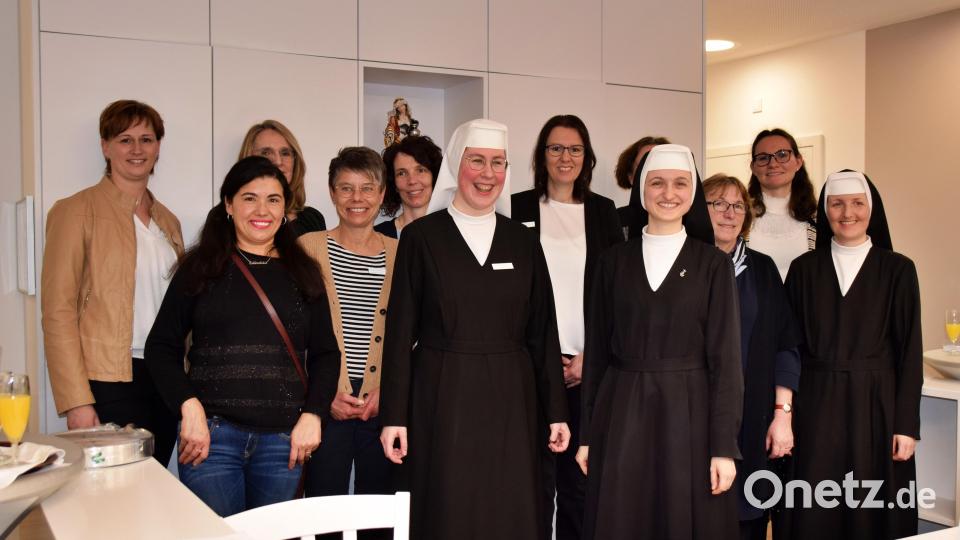 Das Praxisteam um die Zahnärztinnen Schwester Alix und Schwester Ida-Maria (vorne, Mitte). Bild: wku