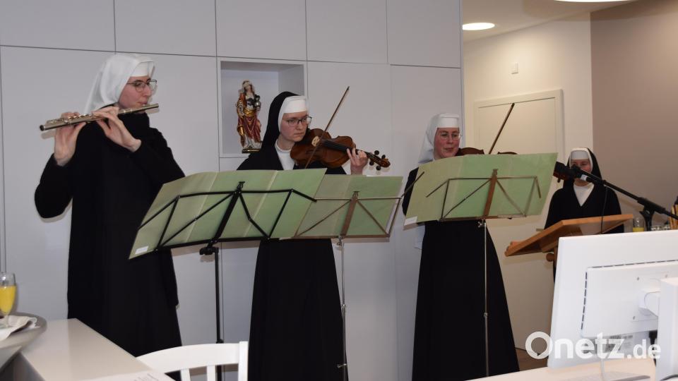 Die Schwestern (von links) Helena, Lea und Alix umrahmen die Segensfeier der neuen Zahnarztpraxis musikalisch. Bild: wku