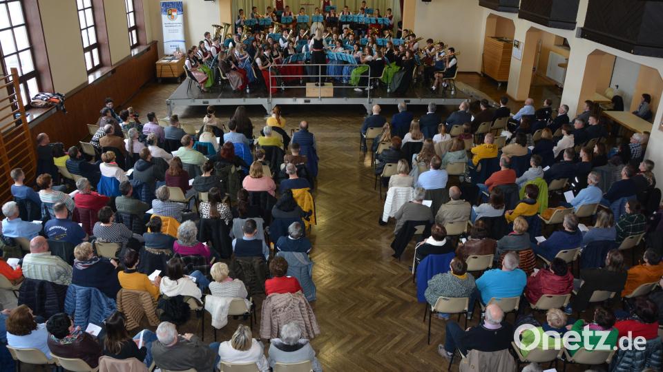 Viele Zuhörer waren in die Stadthalle nach Waldsassen gekommen. Bild: jr