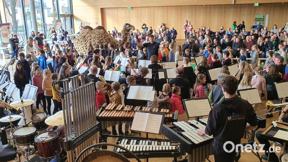 Sogar ein täuschend echt aussehendes Kamel zog durch die Menge. Bild: Schmid/exb