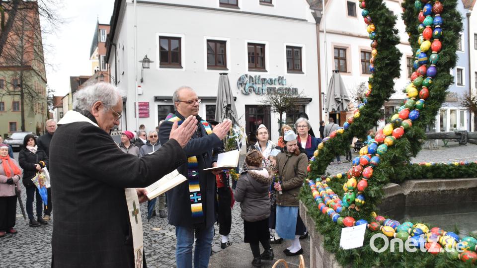 Pfarrer Gerhard Pausch (links) und Dekan Thomas Guba bei der Segnung. Bild: hcz