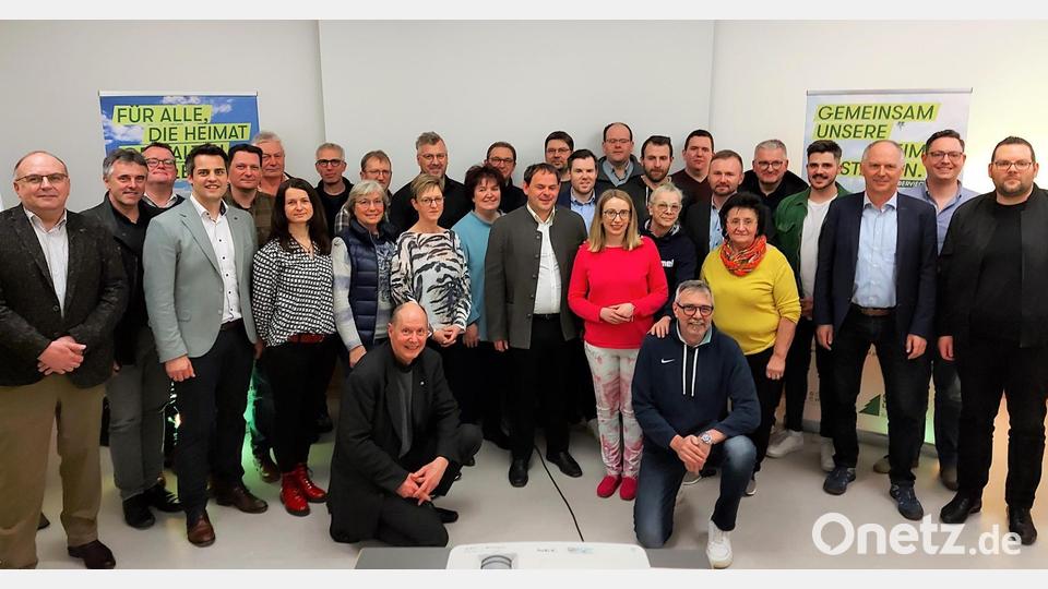 Sämtliche Teilnehmer der „Wirtschaftsrunde“ positionierten sich nach der Abschlussrunde des Workshops mit den Initiatoren der Veranstaltung. Bild: lg