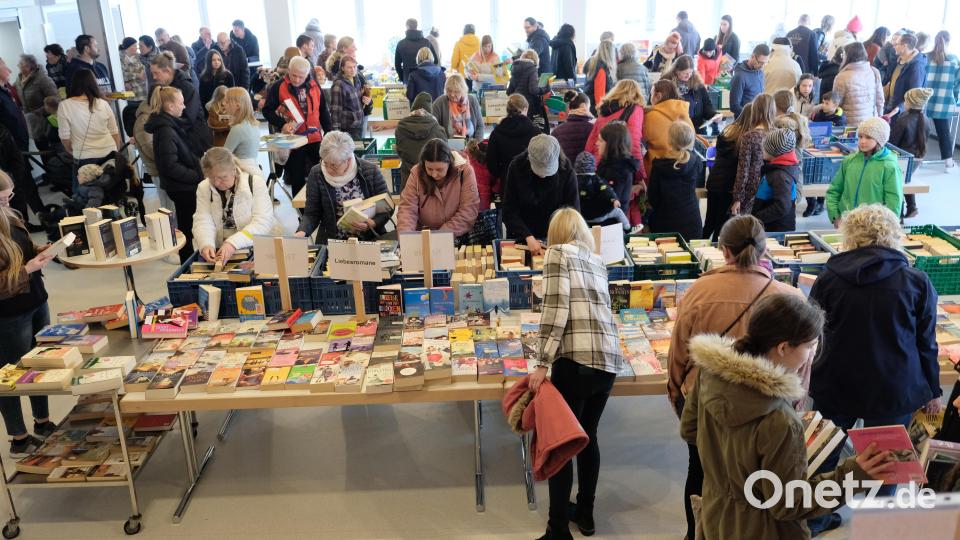 Wer suchet der findet hieß es im Speinsharter Gemeindezentrum. Hunderte von Besuchern nutzten den Bücher- und Spielzeug-Flohmarkt, um unter den geschätzt 5.000 angebotenen Medien ein Schnäppchen zu entdecken Bild: do
