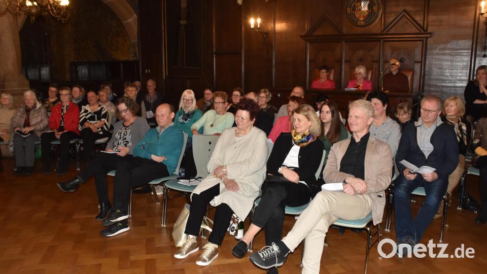 Vollbesetzter Saal im Alten Rathaus. Bild: hcz