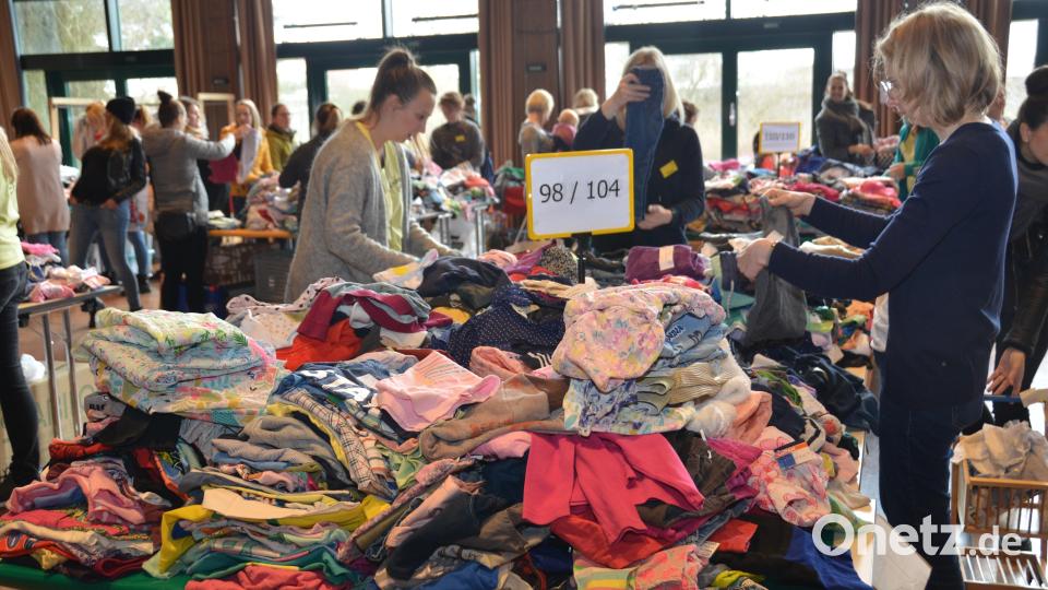 Die Kleidung nach Größe geordnet, so fanden sich die Kunden sehr gut zurecht. Bild: dob