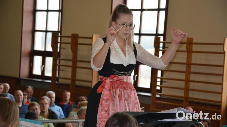 Kreisdirigentin Laura Dietl hatte das Orchester fest im Griff. Bild: jr