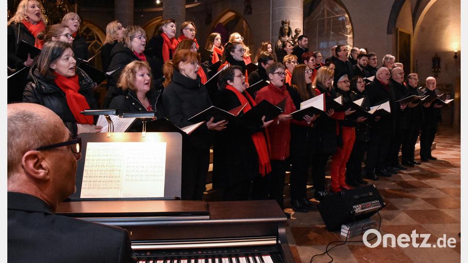 Das Benefizkonzert von &quot;Singing Witt meets spirit + world&quot; für den SkF in der Basilika St. Martin in Amberg ging den Zuhörern unter die Haut. Am Ende gab es viel Applaus. Bild: Stephan Huber