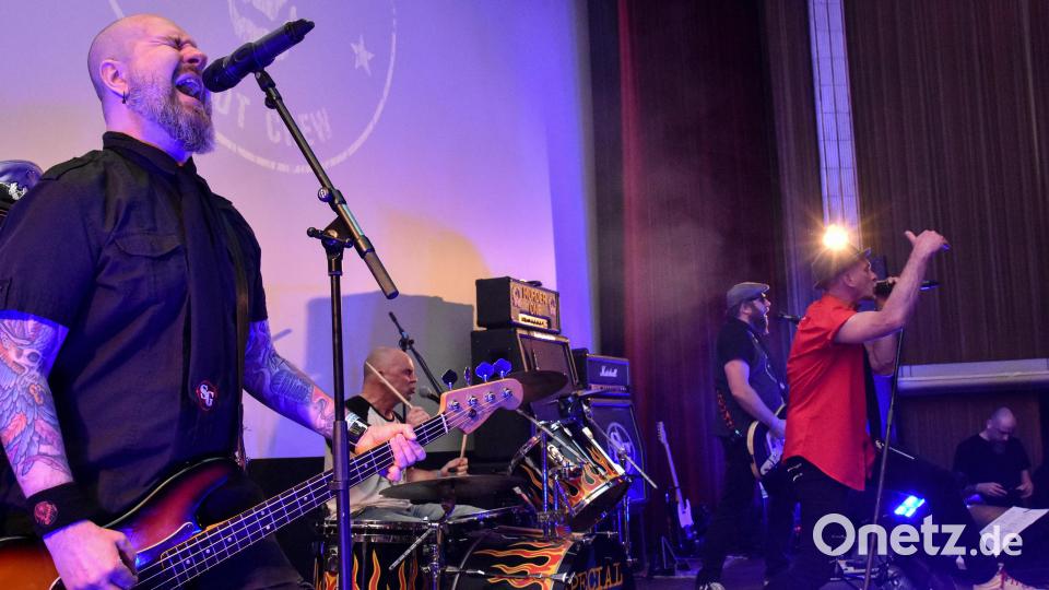 30 Jahre Special Gue$t im Ringtheater in Amberg. Auch nach 30 Jahren ziehen die vier Musiker Publikum von Jung bis Alt an. Bild: Stephan Huber