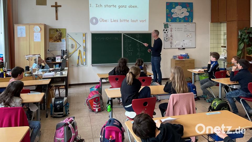 &quot;Merkmeister&quot; Ralf Hofmann verriet den Schülern einige Tricks. Bild: Edith Bracke/exb