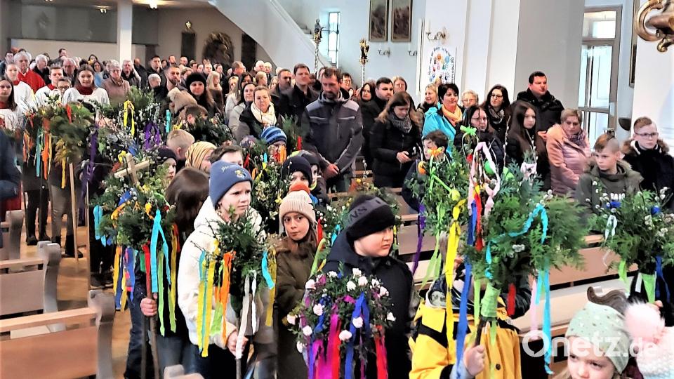 Mit prächtigen Palmbuschen ziehen die Kinder in die Oberviechtacher Stadtpfarrkirche ein. Bild: Georg Lang/exb