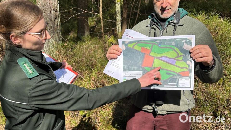 Vanessa Hösl vom Bundesforstbetrieb Grafenwöhr und Fledermausberater Rudi Leitl zeigen auf der Karte die Maßnahmen am Keilhauerberg. Bild: Pammer/exb