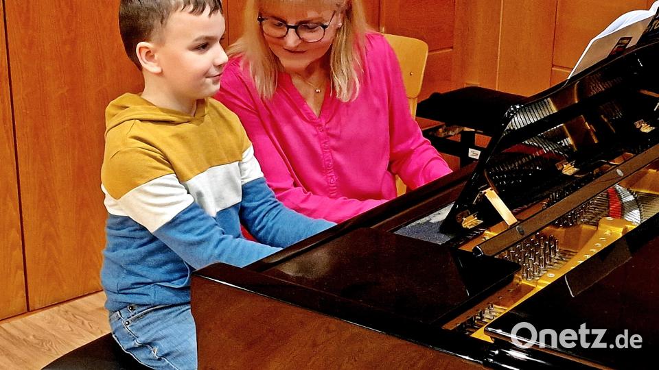 Elias Gruber spielt mit Lehrerin Helga Rose das &quot;Spatzenduett&quot;. Bild: R. Kreuzer