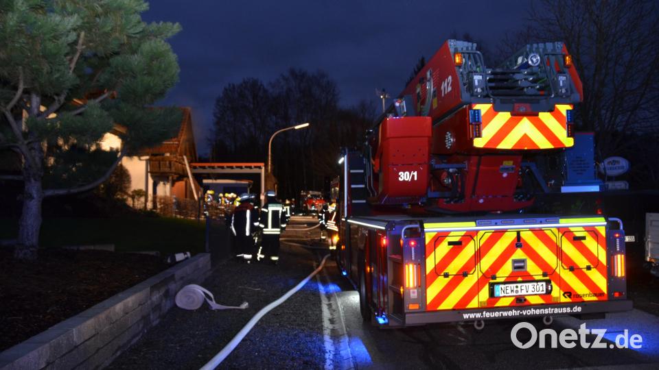 Auch die Vohenstraußer Drehleiter der Stützpunktwehr ist vor Ort. Bild: dob
